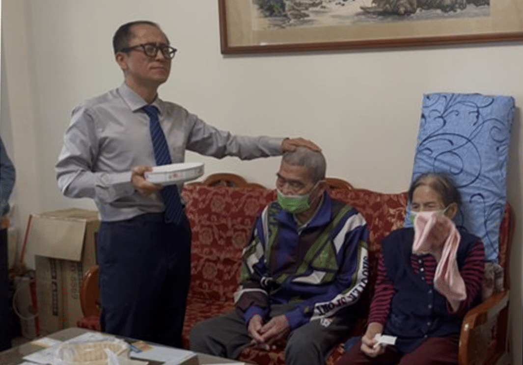 상: 거동이 불편한 새신자에게 방문세례 중인 손내민 선교사